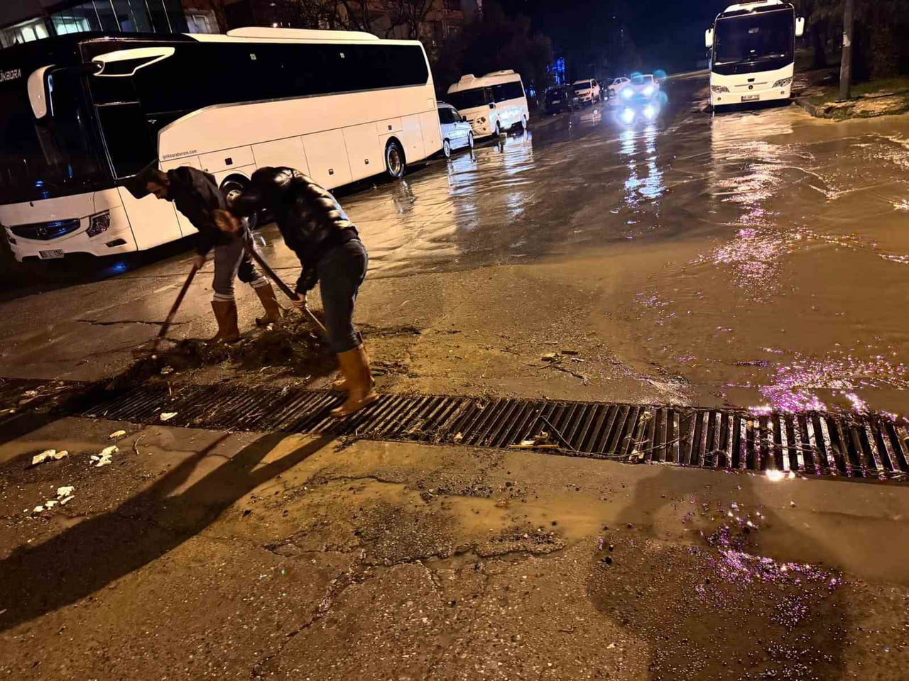 SARI ALARM ÖNCESİ TEYAKKUZ: KUŞADASI BELEDİYESİ EKİPLERİ YAĞMURUN İLK ANINDAN İTİBAREN...