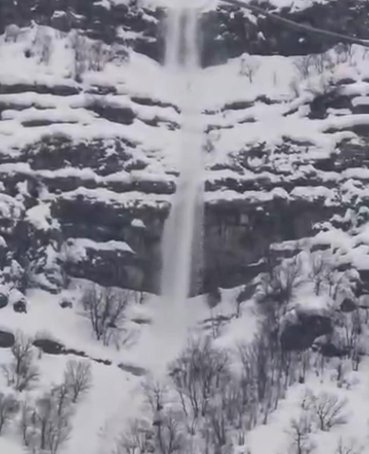 ŞIRNAK’TA ÇIĞ DÜŞME ANI CEP  TELEFONU KAMERASIYLA KAYIT ALTINDA ALINDI. DAĞLARDA BİRİKEN KAR...