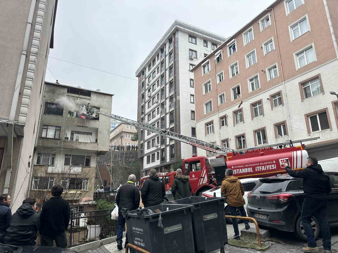 ŞİŞLİ'DE BİR BİNANIN DÖRDÜNCÜ KATINDA ÇIKAN YANGIN EKİPLERİN MÜDAHALESİYLE BÜYÜMEDEN...
