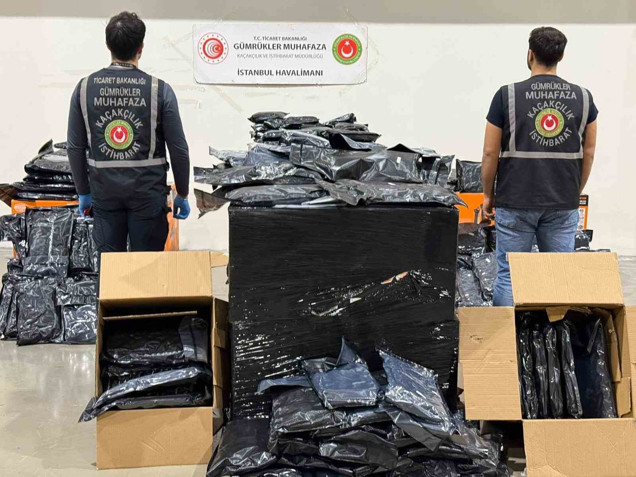 TİCARET BAKANLIĞI, HATAY İSKENDERUN’DA VE İSTANBUL HAVALİMANI’NDA İKİ BÜYÜK OPERASYONLA TOPLAM 673...