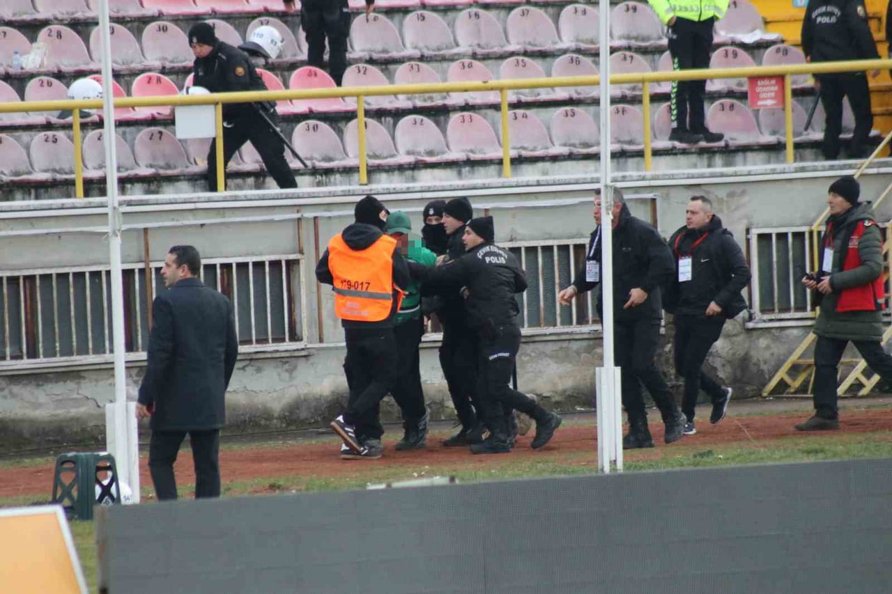 TRENDYOL 1.LİG’İN 23.HAFTASINDA BOLUSPOR-SAKARYASPOR KARŞILAŞMASININ 85.DAKİKASINDA DEPLASMAN...