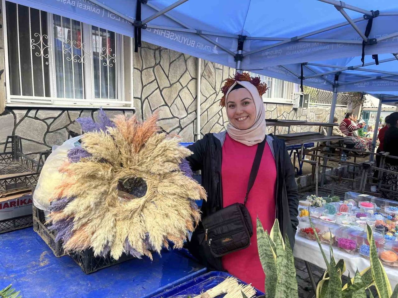 YAĞIŞA RAĞMEN BAYINDIR NERGİS FESTİVALİ ZİYARETÇİ AKININA UĞRADI