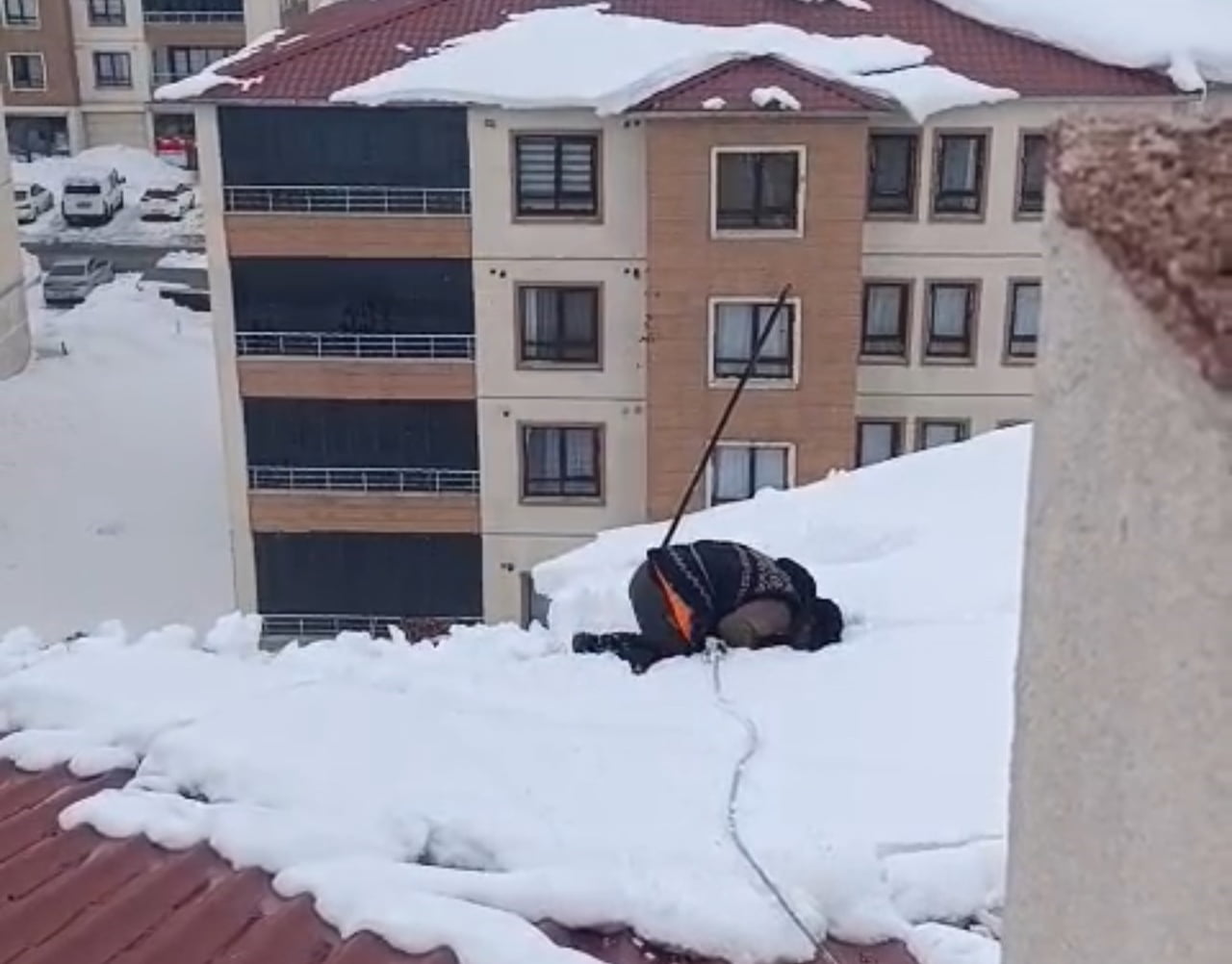YÜKSEKOVA'DA ÇATILARDA BİRİKEN KAR KÜTLELERİNİ TEMİZLEYEN BİR VATANDAŞ, NAMAZ VAKTİNİN GELMESİ...