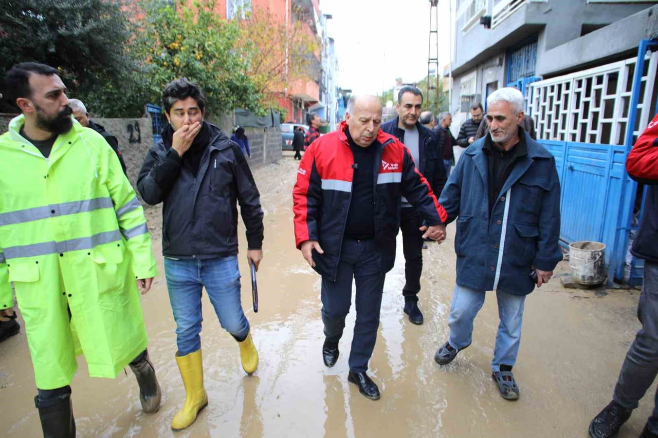 YÜREĞİR BELEDİYE BAŞKANI ALİ DEMİRÇALI, YAŞANAN SEL SONRASI HİÇBİR VATANDAŞIN YALNIZ...