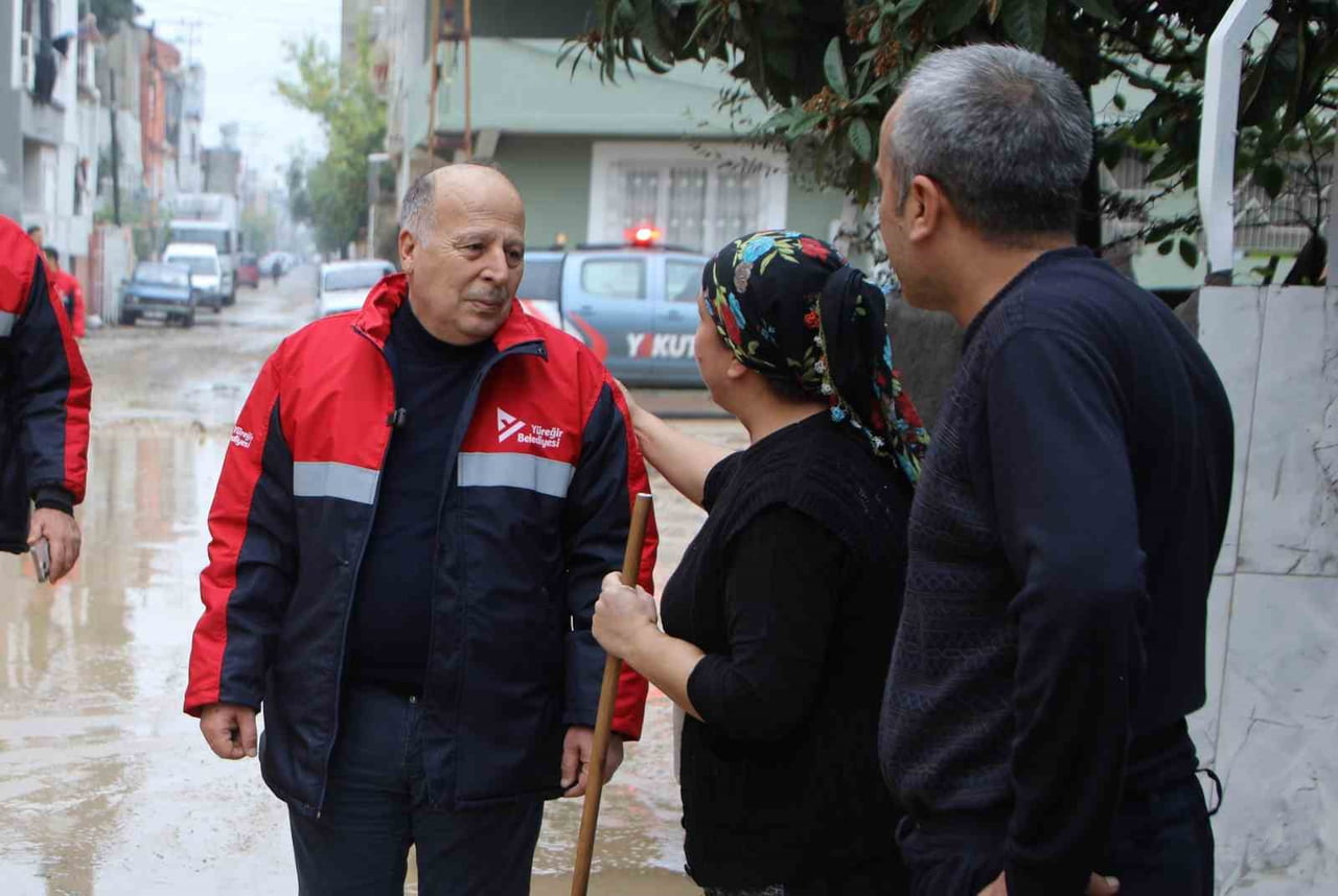 YÜREĞİR BELEDİYE BAŞKANI ALİ DEMİRÇALI, YAŞANAN SEL SONRASI HİÇBİR VATANDAŞIN YALNIZ...